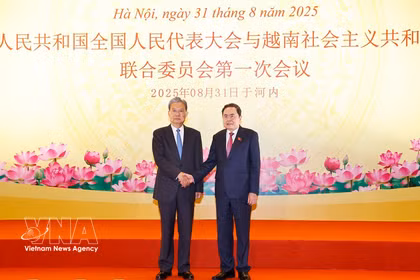 Le 31 août 2025 à Hanoï, le président de l’Assemblée nationale vietnamienne, Tran Thanh Man, et le président du Comité permanent de l'Assemblée populaire nationale (APN) de Chine, Zhao Leji, coprésident la première réunion du Comité de coopération entre les deux organes législatifs. Photo : VNA