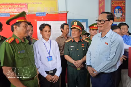 Le vice-président de l’Assemblée nationale Tran Quang Phuong (à droite) inspecte les préparatifs électoraux au bureau de vote n°1 (hameau Kenh Dao, commune de Dat Mui). Photo : VNA