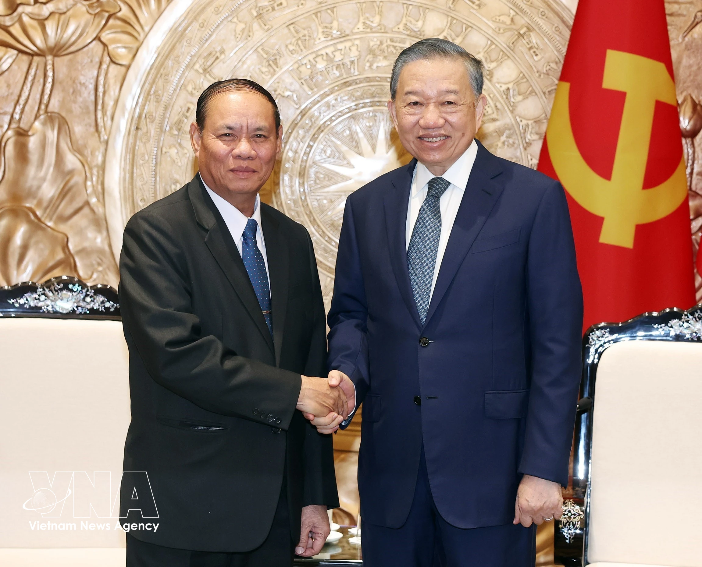 Le secrétaire général du Parti communiste du Vietnam (PCV) et président de la République, To Lam (à droite), reçoit Vilay Lakhamphong, membre du Bureau politique et permanent du Secrétariat du Comité central du Parti populaire révolutionnaire lao (PPRL). Photo : VNA