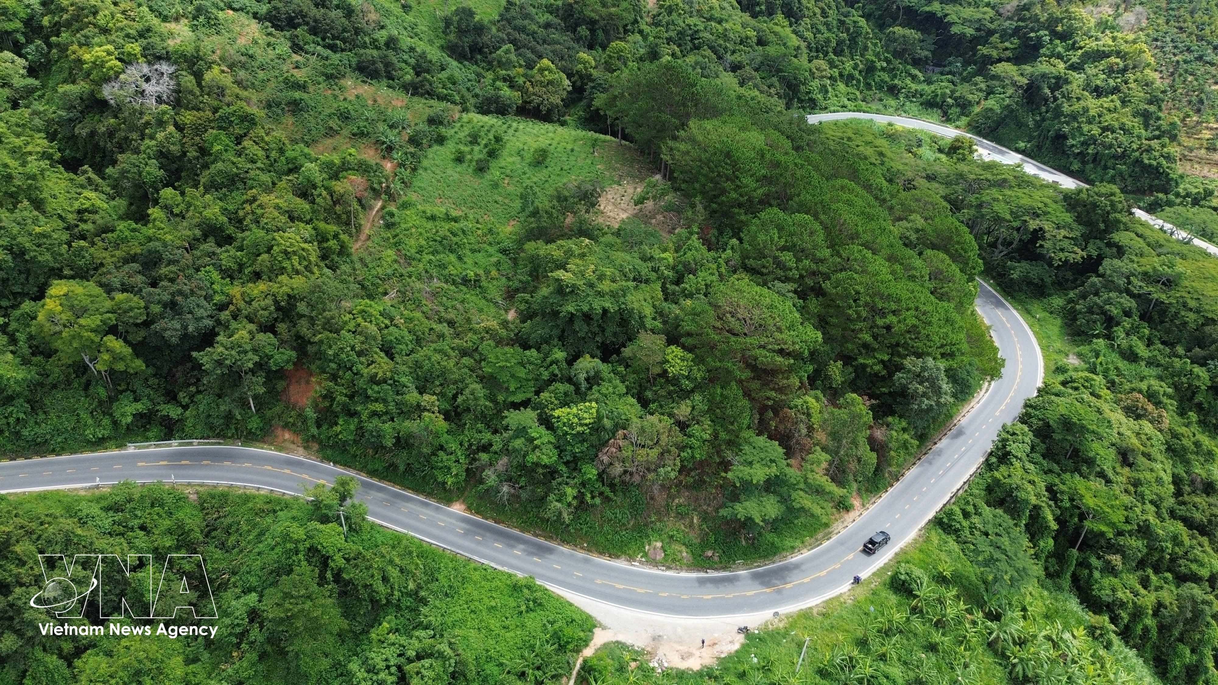 Le col de Ngoan Muc est célèbre pour ses virages sinueux et serrés. Photo: VNA